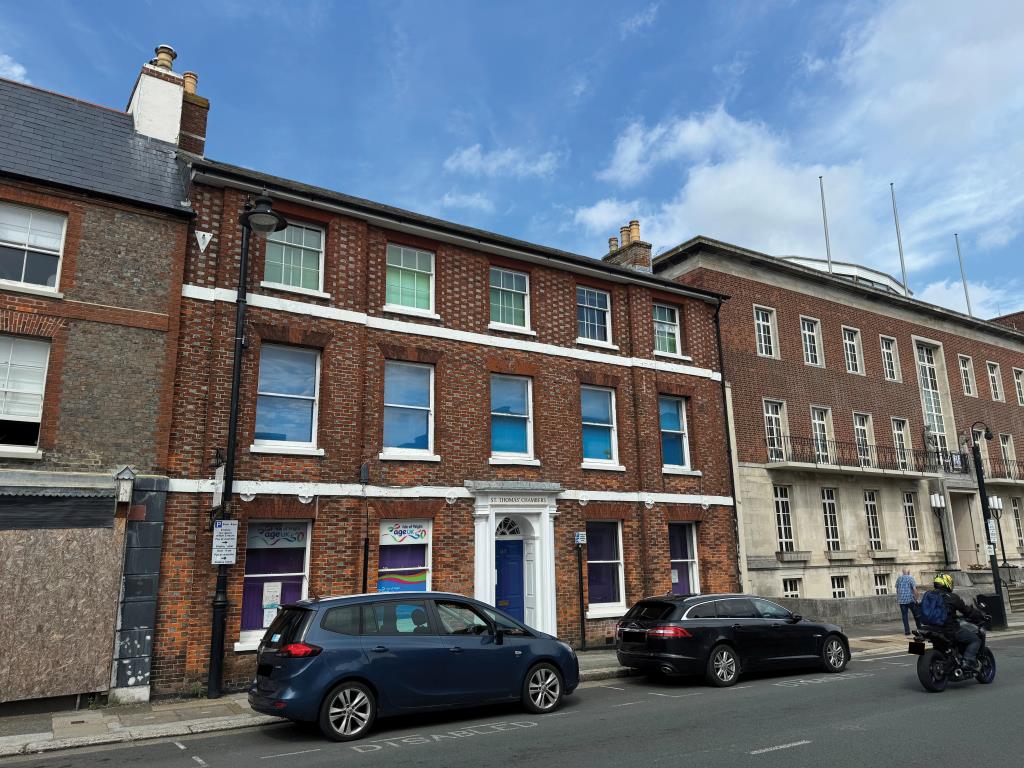 Lot: 110 - 5,000 SQ FT FREEHOLD TOWN CENTRE BUILDING WITH POTENTIAL - Front view looking towards County Hall